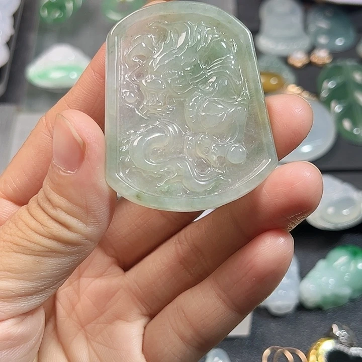 颈饰未镶嵌翡翠龙牌