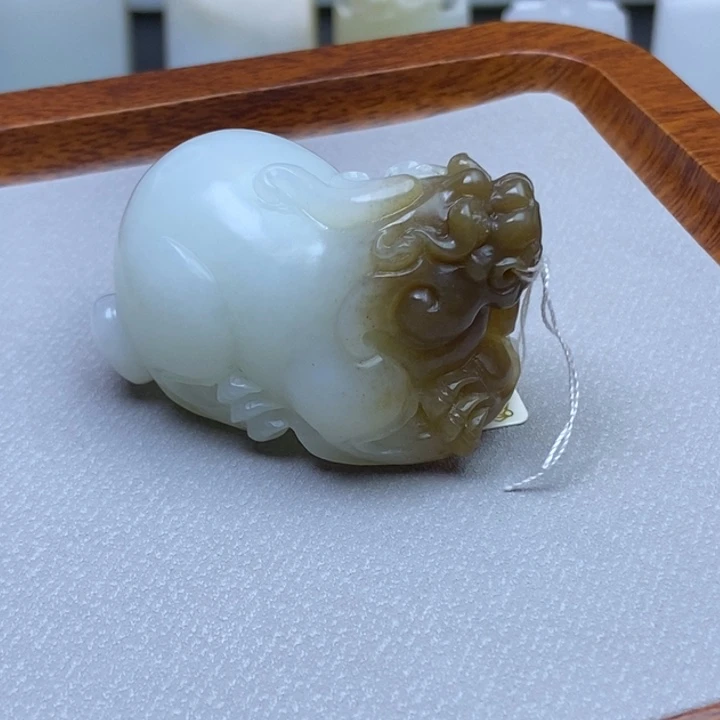 颈饰未镶嵌和田玉檀****）