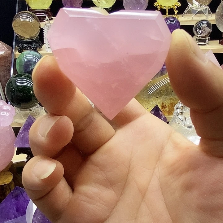 石材天然粉水晶爱心手把件