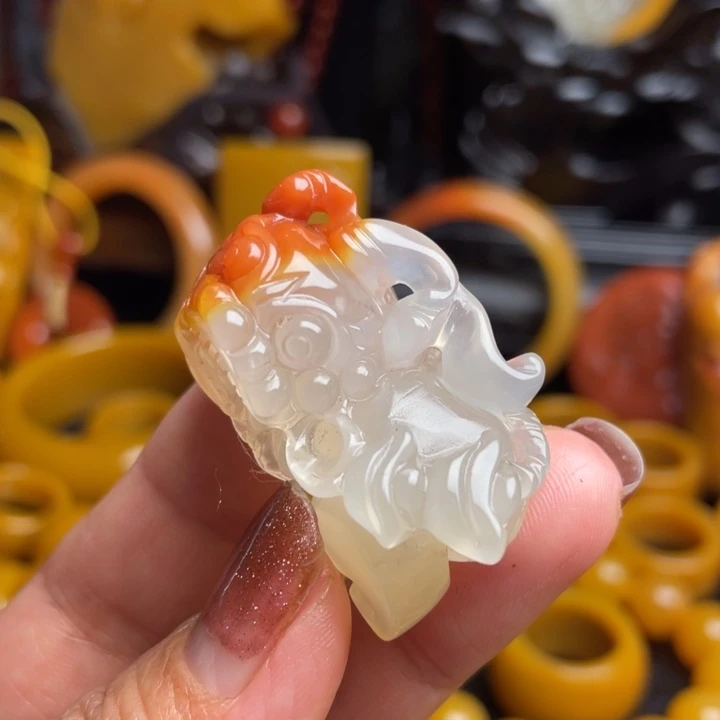 未镶嵌石英质玉（黄龙玉）颈饰