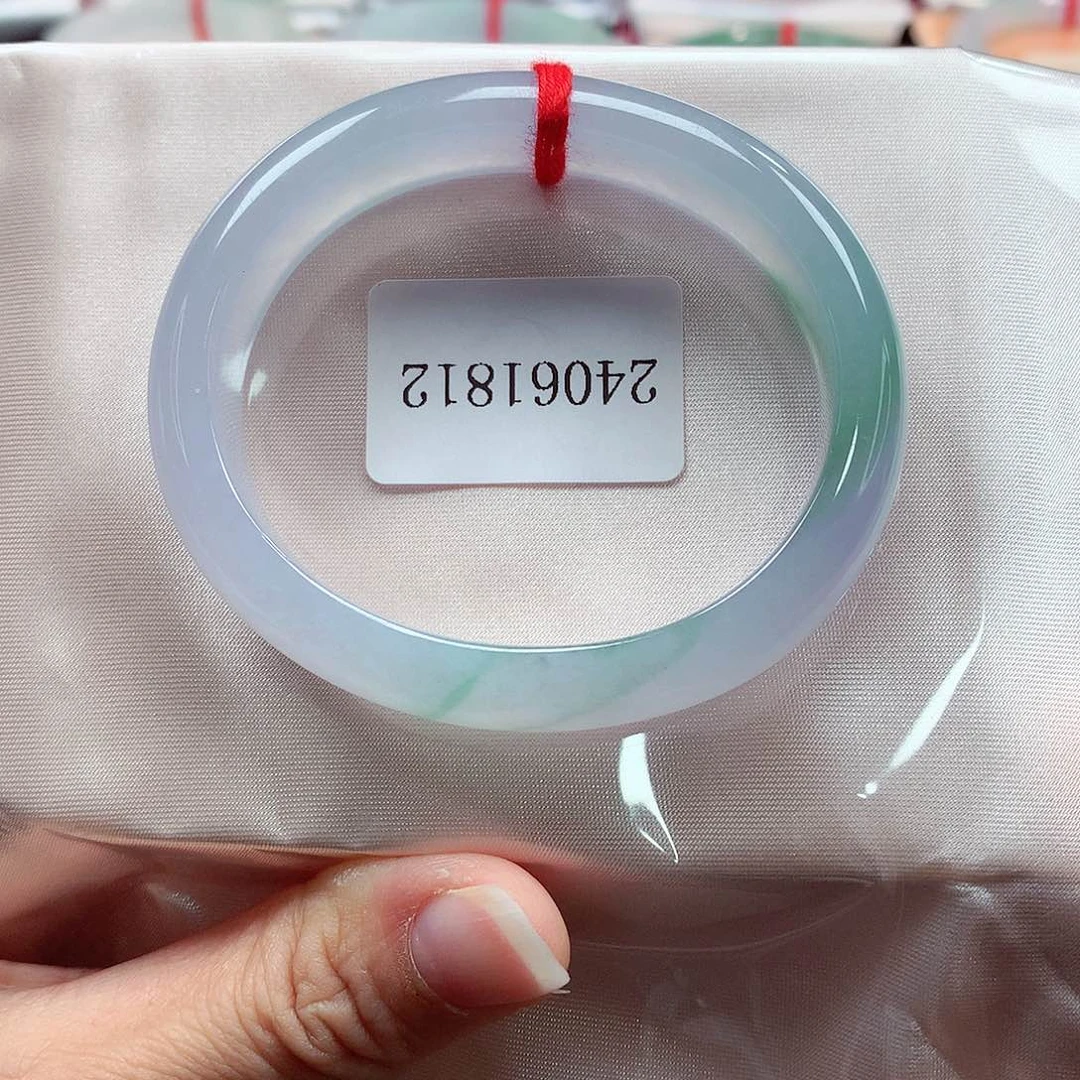 翡翠手镯（贵妃镯）未镶嵌天然A货翡翠手镯，65号