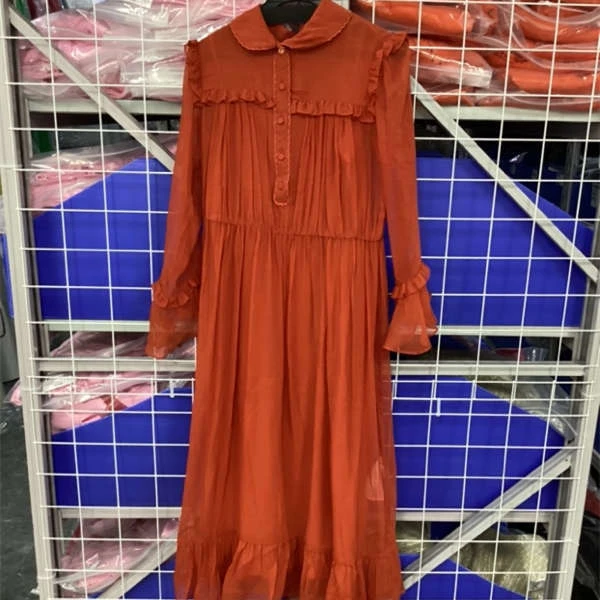 红色花边喇叭袖长袖连衣裙