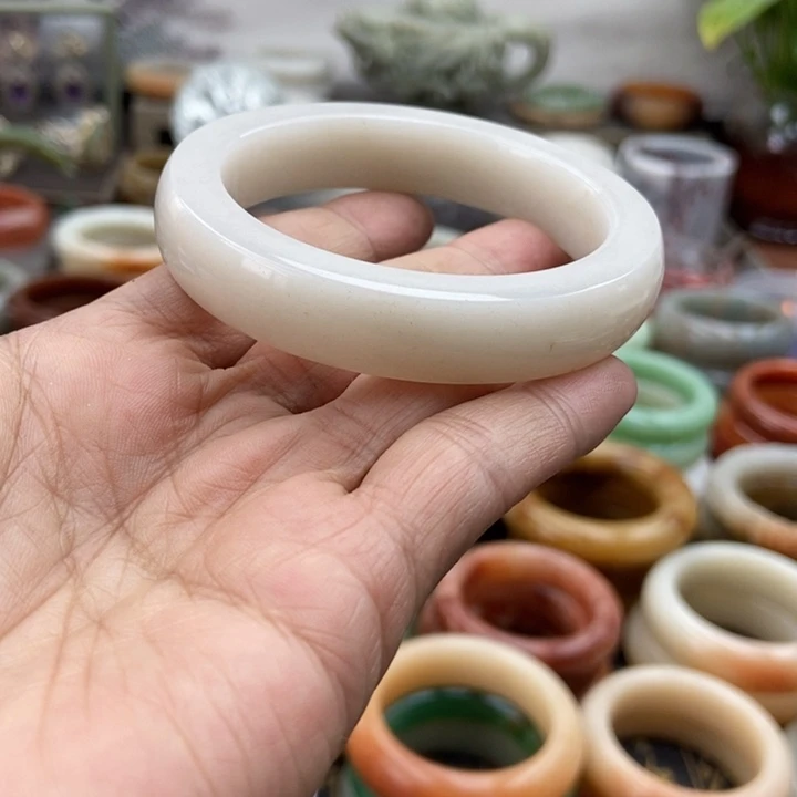 未镶嵌手镯石英岩玉猪油膏