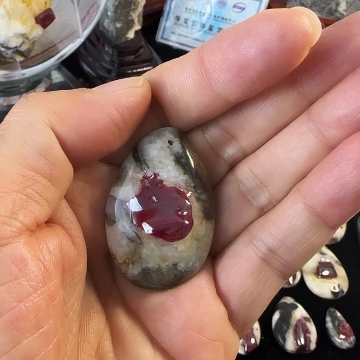 雄***鹰天然辰砂贵州万山天然大晶体朱砂吊坠正品