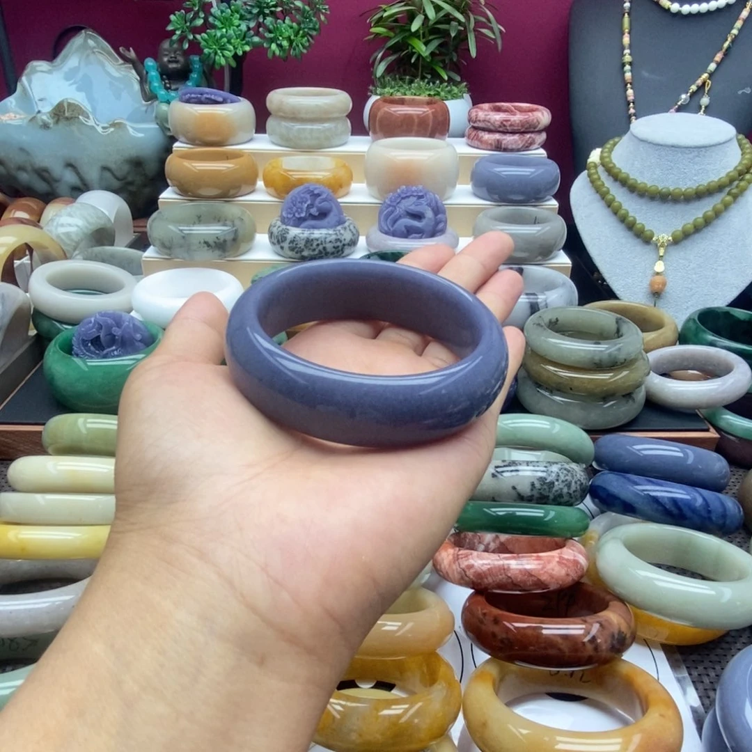 未镶嵌手镯石英质玉（佘太翠）点*