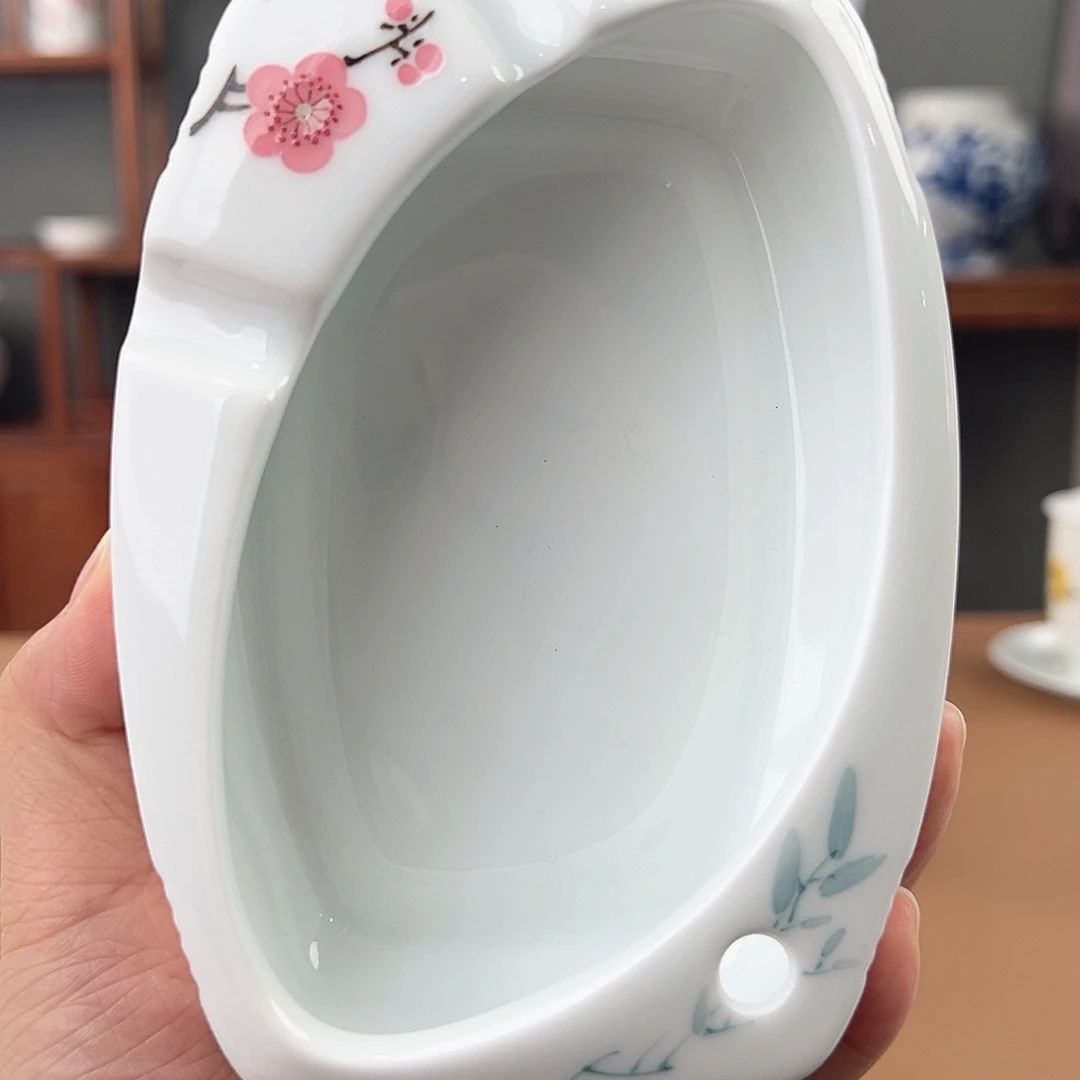 高白瓷翠竹红梅方烟缸瑕