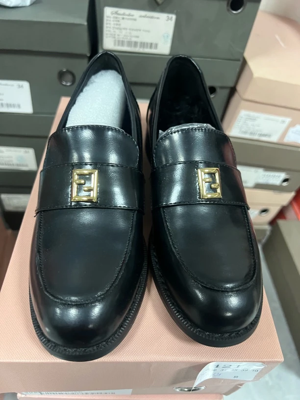 葡 23k58 黑色毛里 金色方扣圆头粗跟乐福鞋