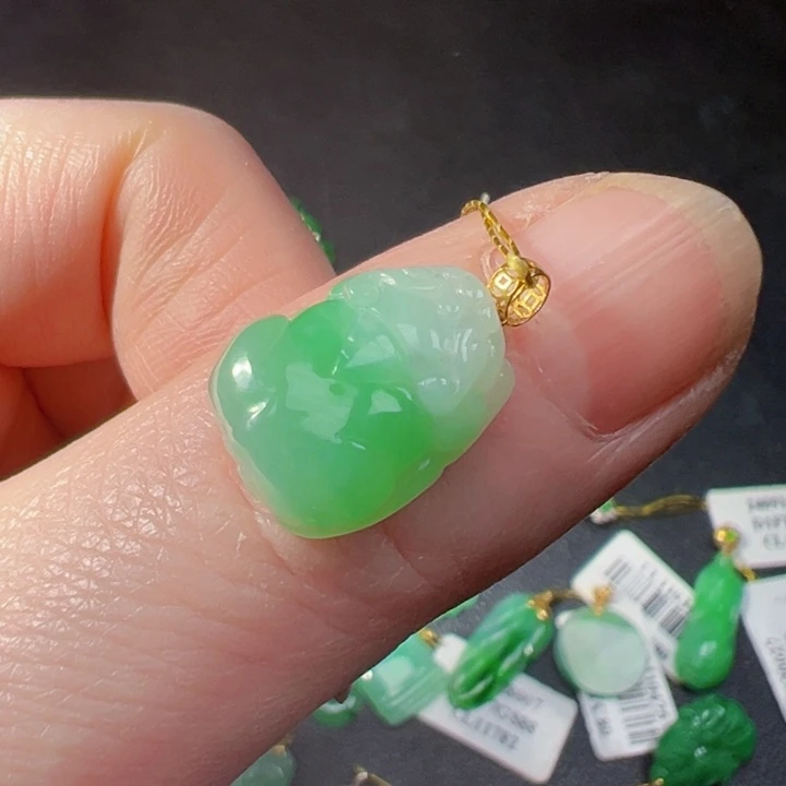 颈饰18K金镶嵌翡翠