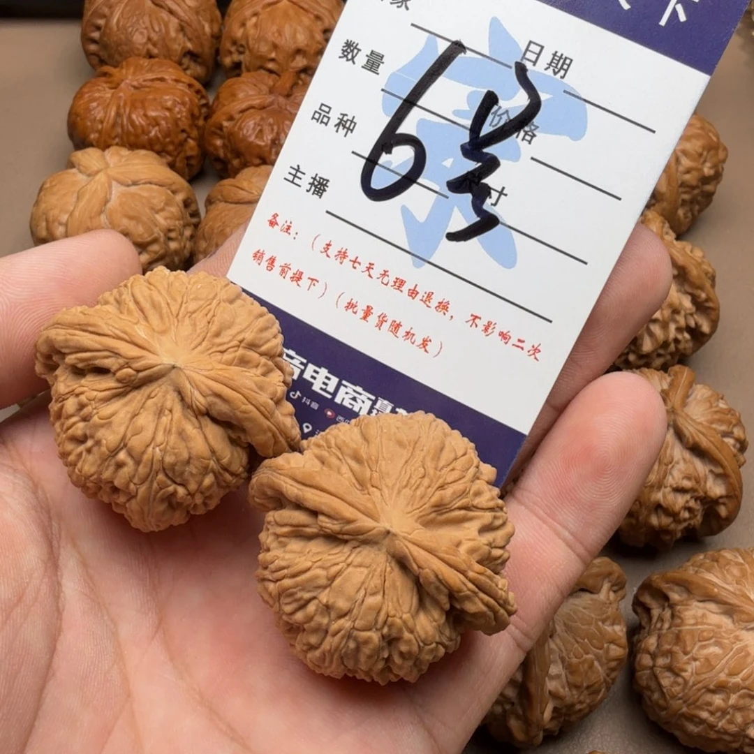 文玩核桃吊坠白狮子