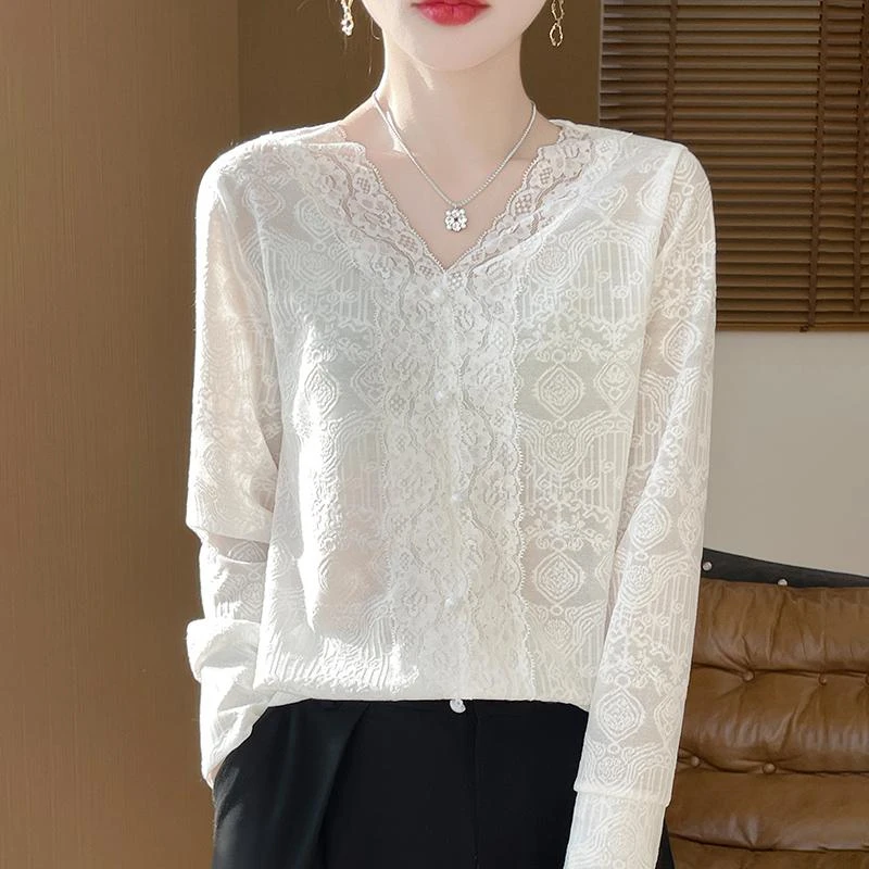 法式温柔刺绣蕾丝针织衫女25新款珍珠扣V领喇叭长袖内搭上衣