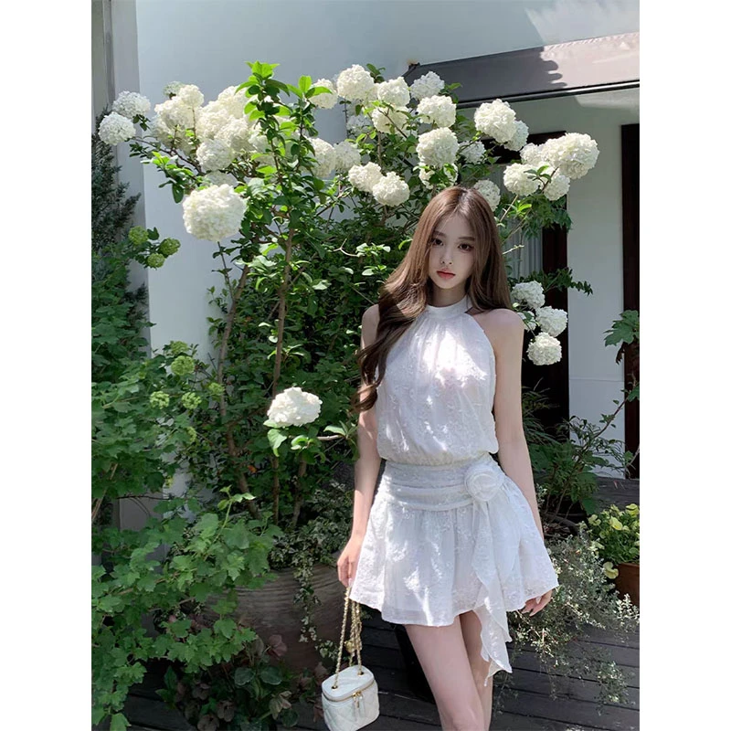 2025新款小众设计感气质小姐姐洁白小玉兰立体绣花法式挂脖连衣裙