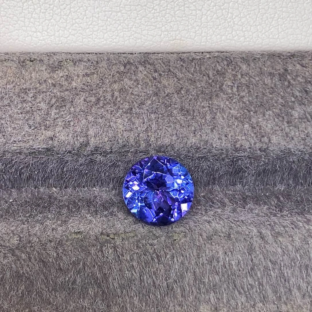 坦桑石2.36克拉天然玻璃体满火彩坦桑石未镶嵌