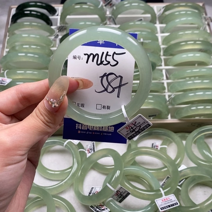 蛇纹石玉手镯未镶嵌?**亼