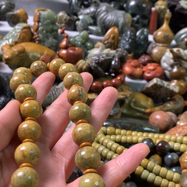 未镶嵌岫岩河磨玉（透闪石质玉）把件