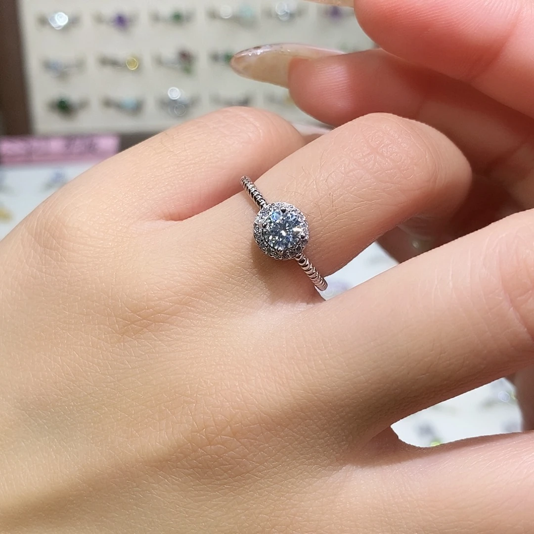 玲***姐银S925镶嵌水晶戒指