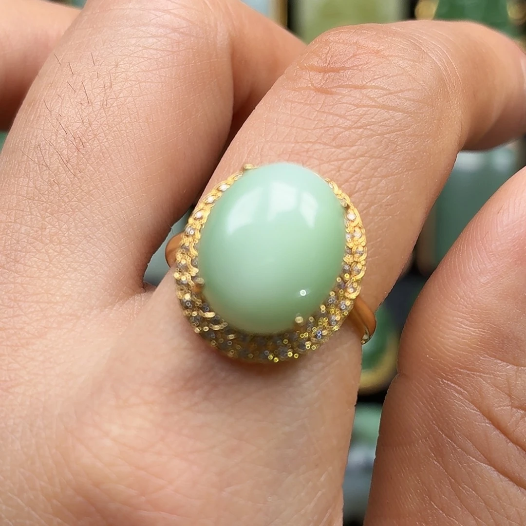 颈饰18K金镶嵌和田玉碧玉