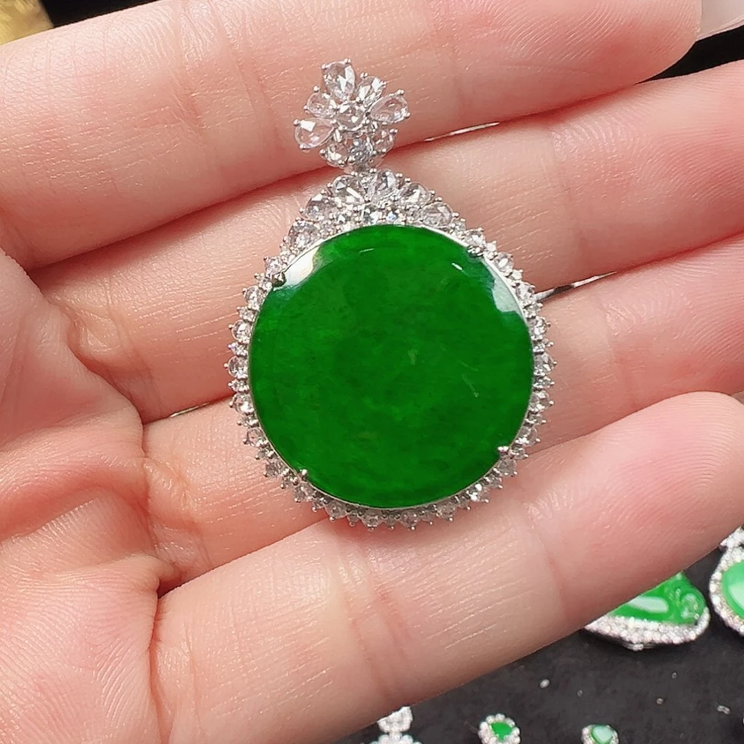 翡翠18K金镶嵌颈饰圆牌吊坠