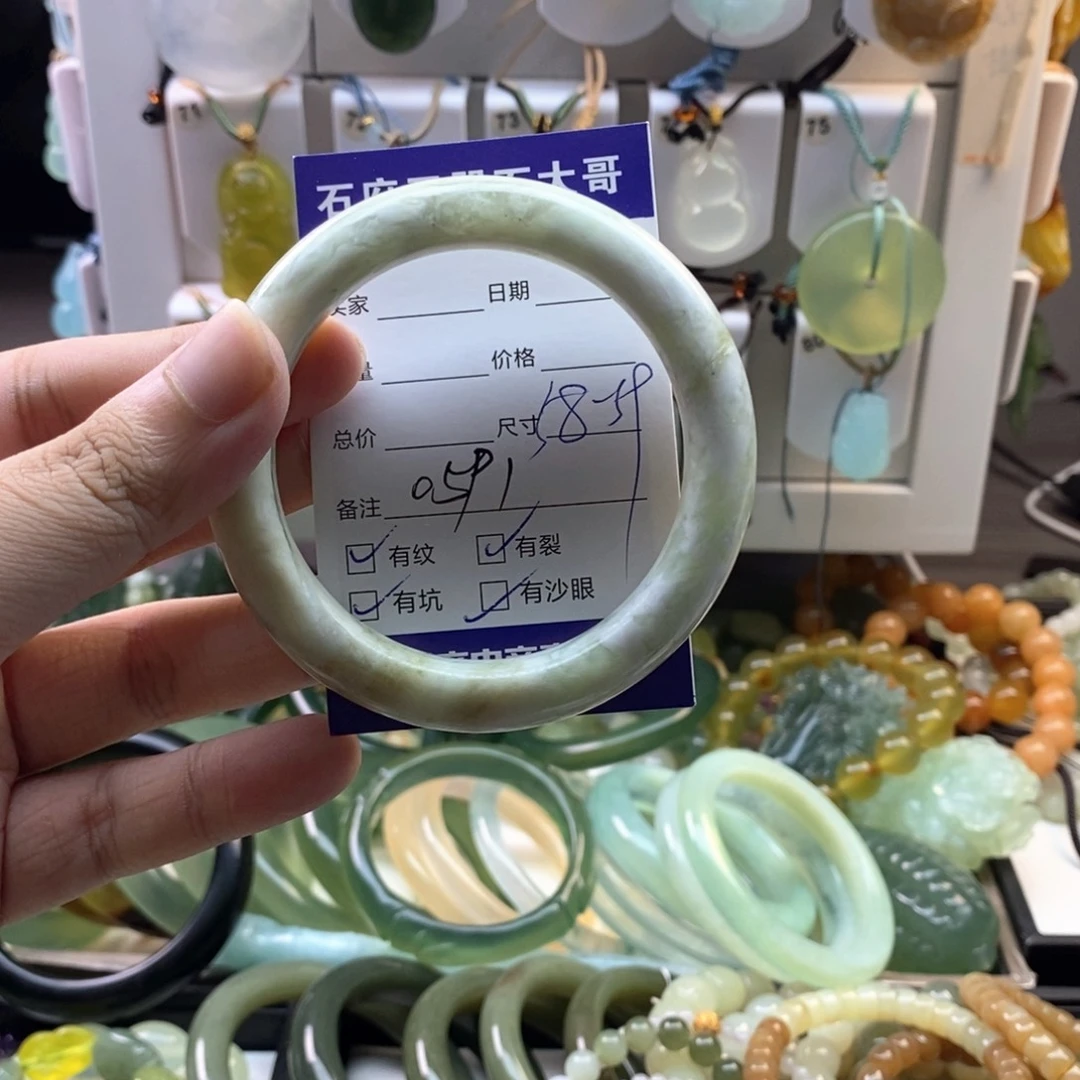 未镶嵌蛇纹石玉颈饰