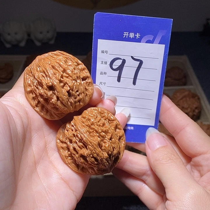 文玩核桃把件虎头41左右