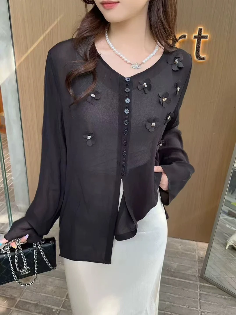 卡卡家 2025年夏季新款时尚百搭V领宽松显瘦人丝立体花朵长袖衬衫