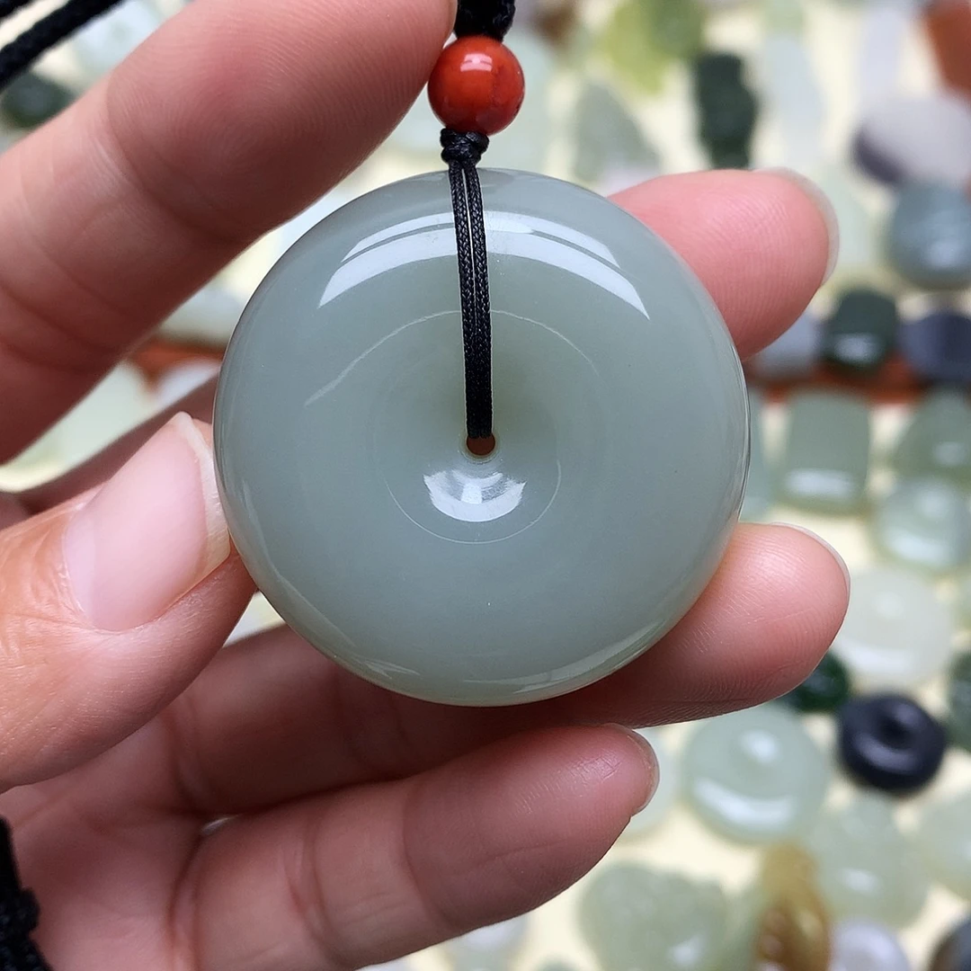 嫣***然和田玉未镶嵌颈饰