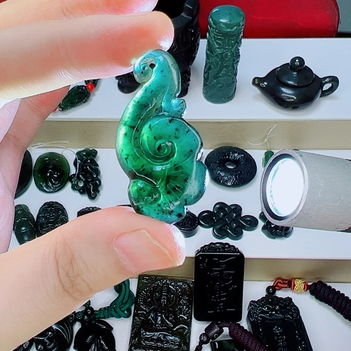 蛇纹石玉颈饰未镶嵌