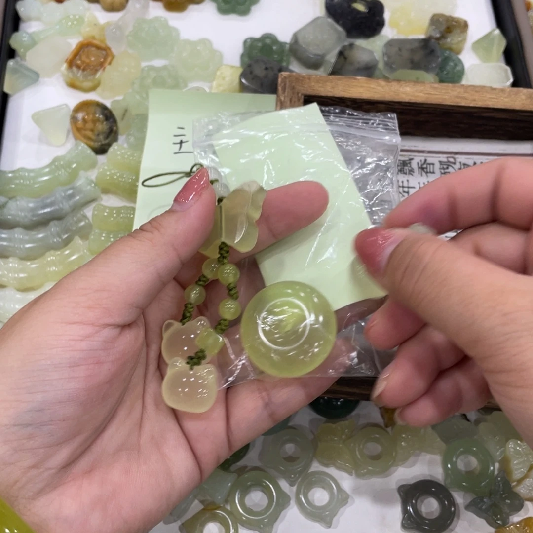 未镶嵌岫玉吊坠(赠链)