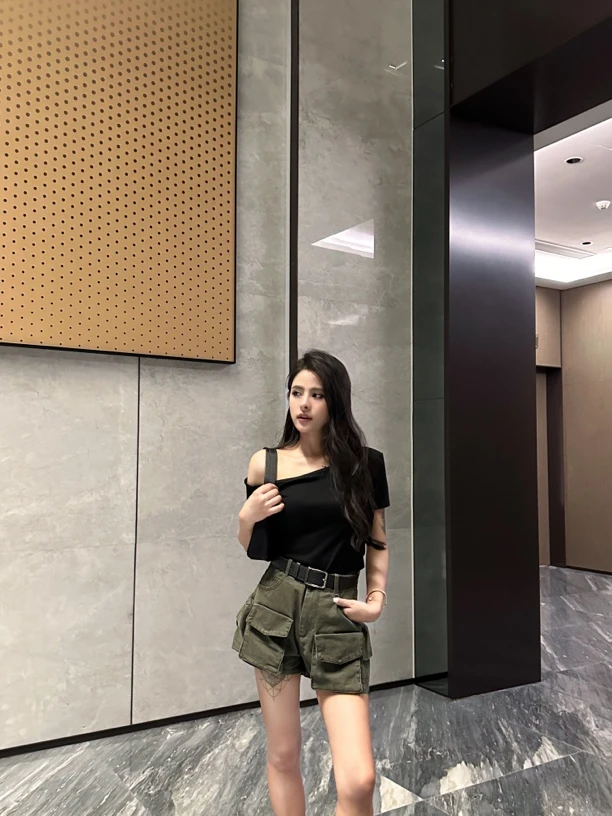 高腰显瘦美式工装多口袋短裤➕露肩黑T恤 设计工装新款两件套