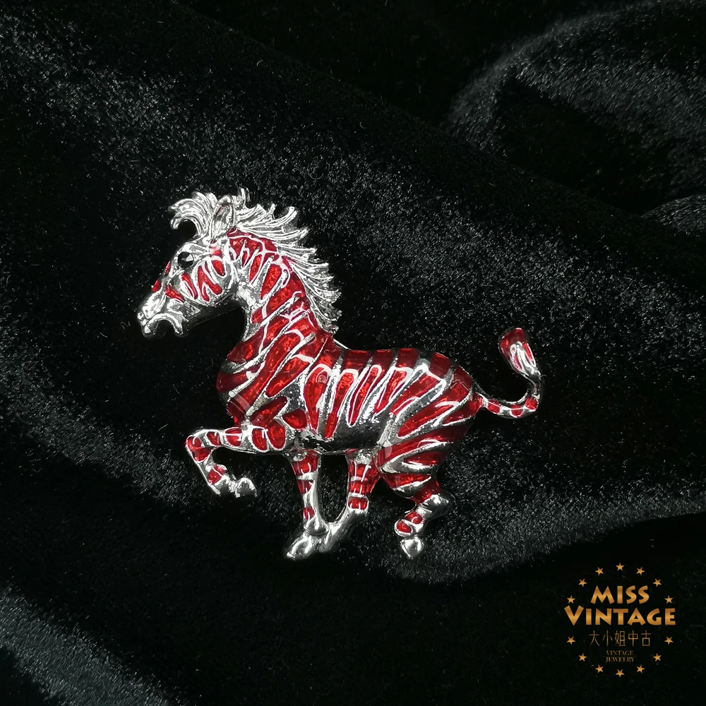 红色珐琅斑马胸针[2502128-046]
