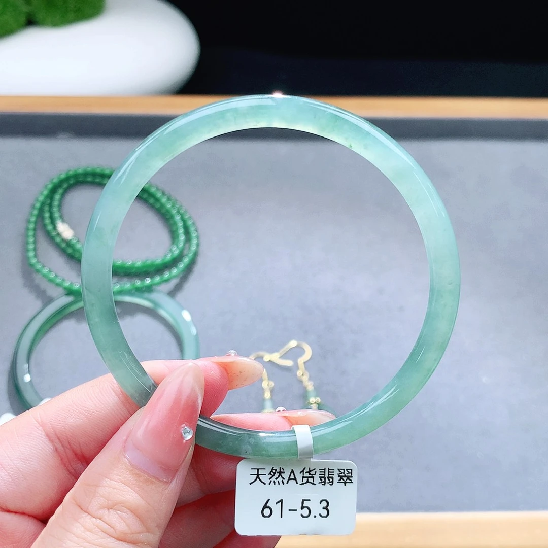 未镶嵌手镯（圆镯）翡翠