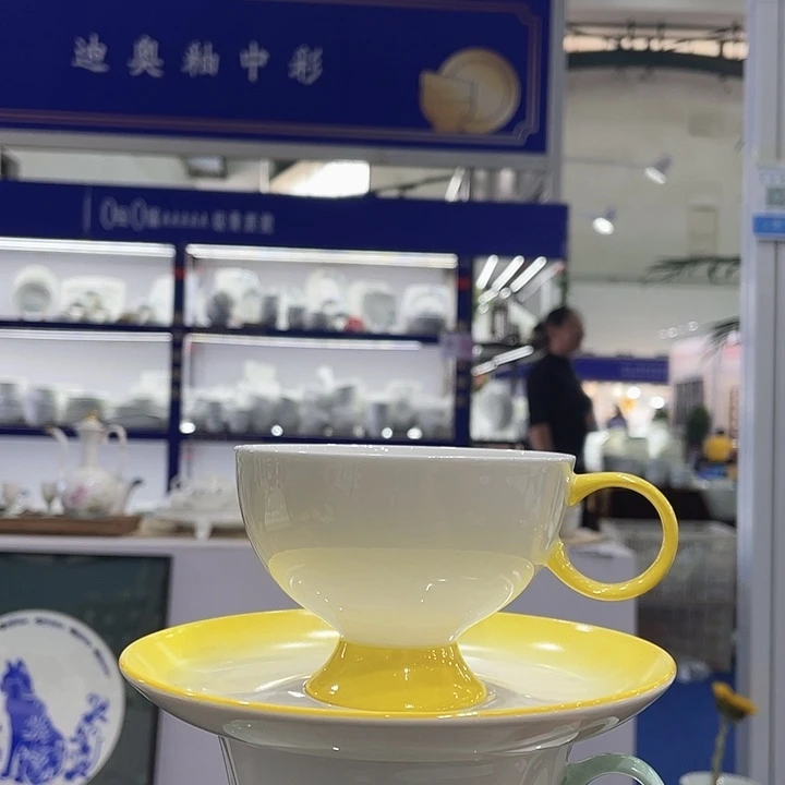 手拍色渐变咖啡杯。