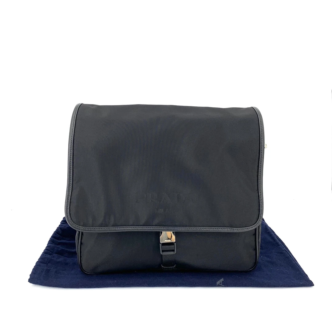 99新 Prada/普拉达 经典黑色尼龙翻盖单扣斜挎包  尺寸32/28 男士