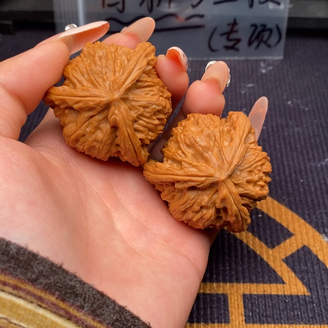 三***里文玩核桃吊坠白狮子