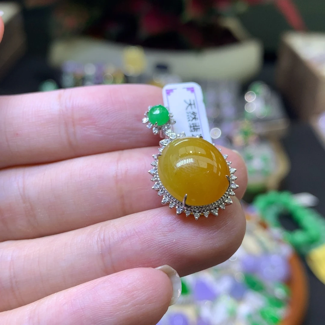 颈饰18K金镶嵌翡翠
