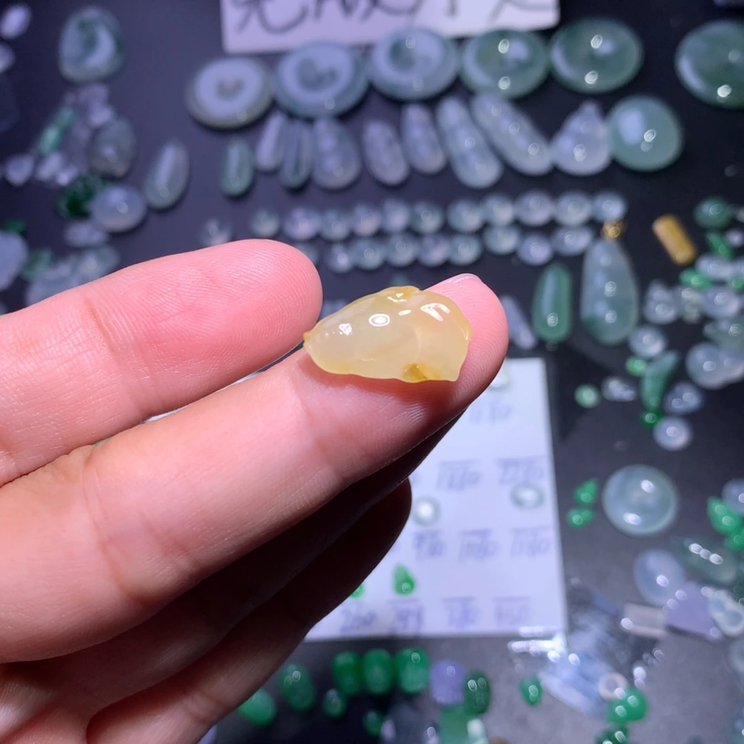 翡翠未镶嵌颈饰金鱼