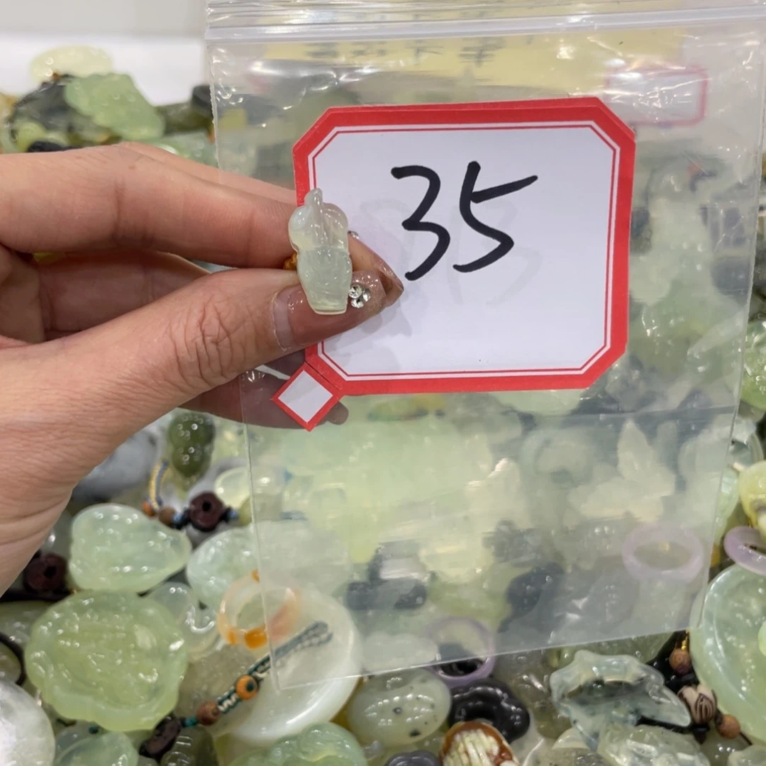 蛇纹石玉颈饰合金