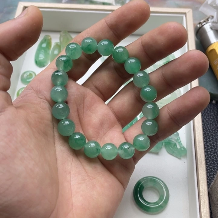 石英质玉未镶嵌颈饰雪*