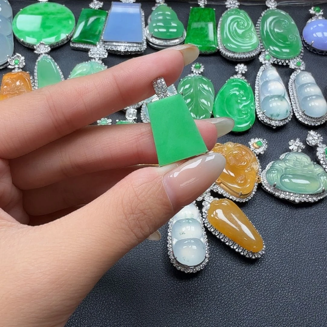 翡翠18K金镶嵌颈饰