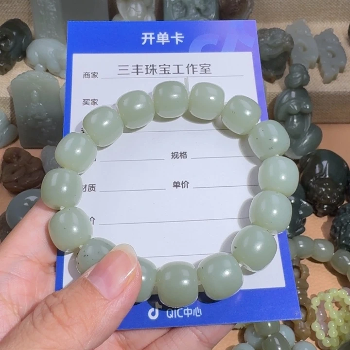 走***首和田玉未镶嵌颈饰