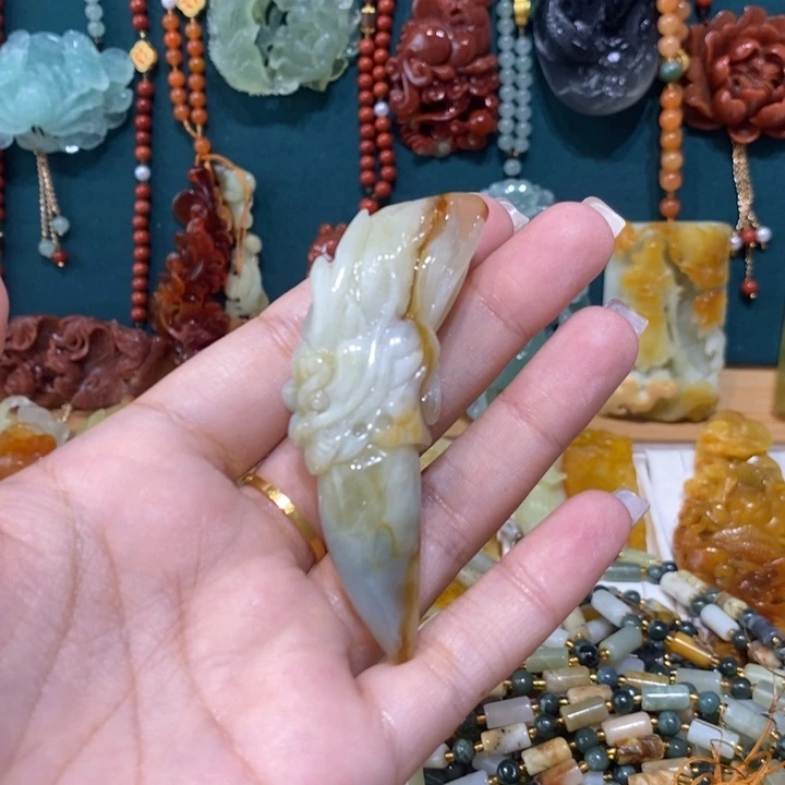 风***范未镶嵌蛇纹石玉颈饰