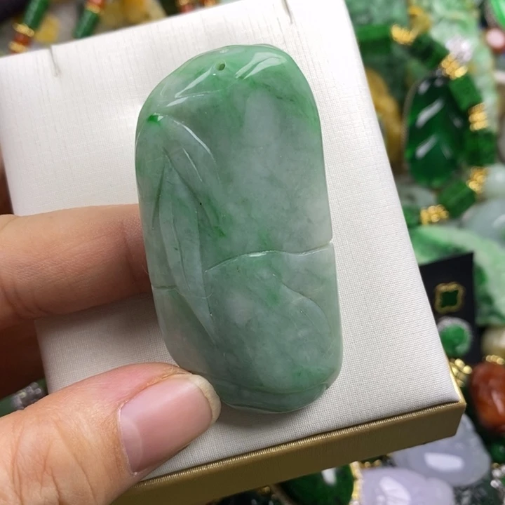 翡翠未镶嵌吊坠(赠链)