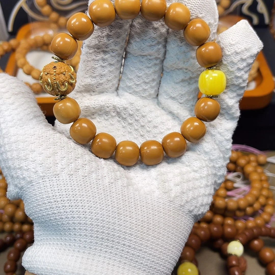 猴头核桃吊坠微瑕龙岩带镶嵌象神