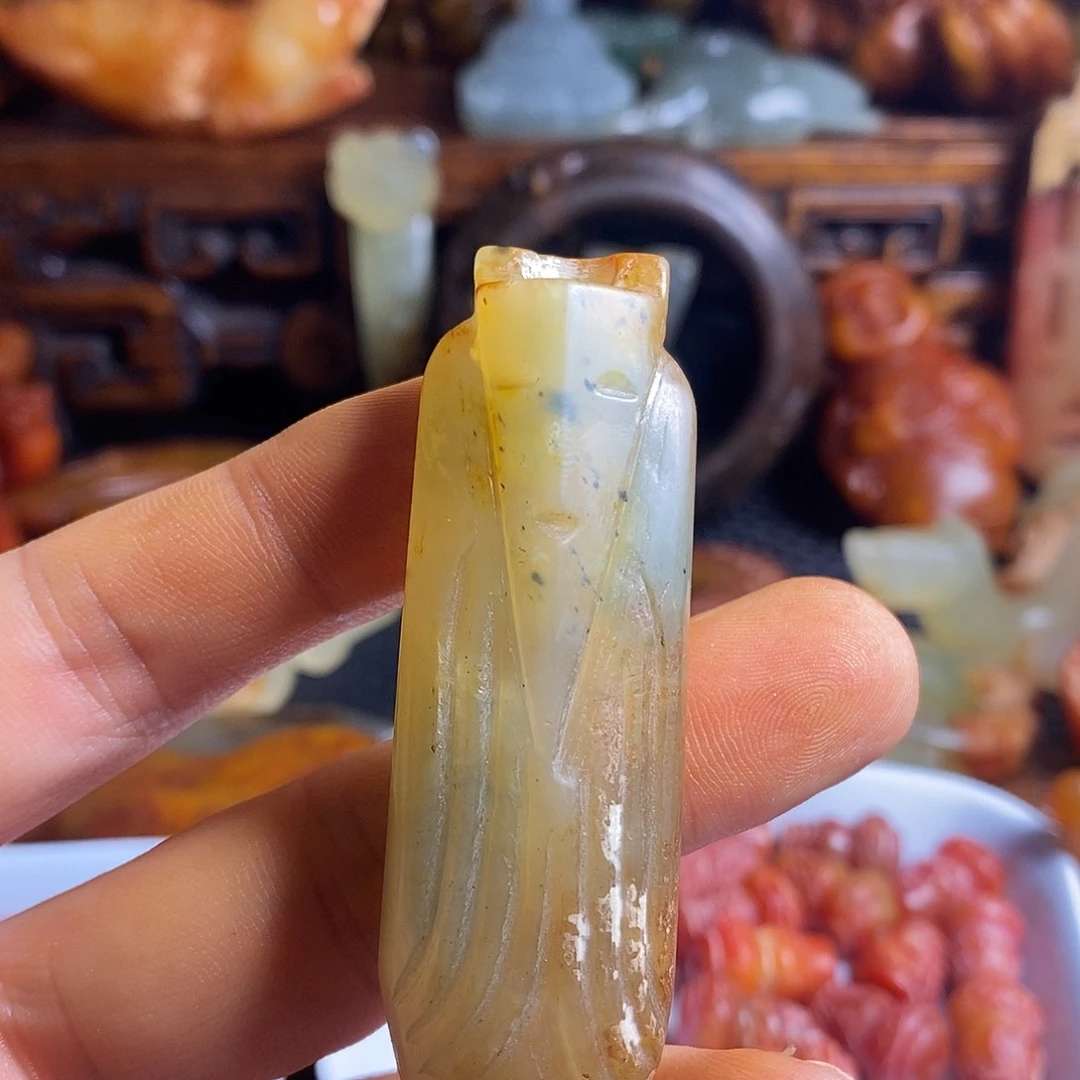 未镶嵌岫岩老玉（透闪石质玉）挂件