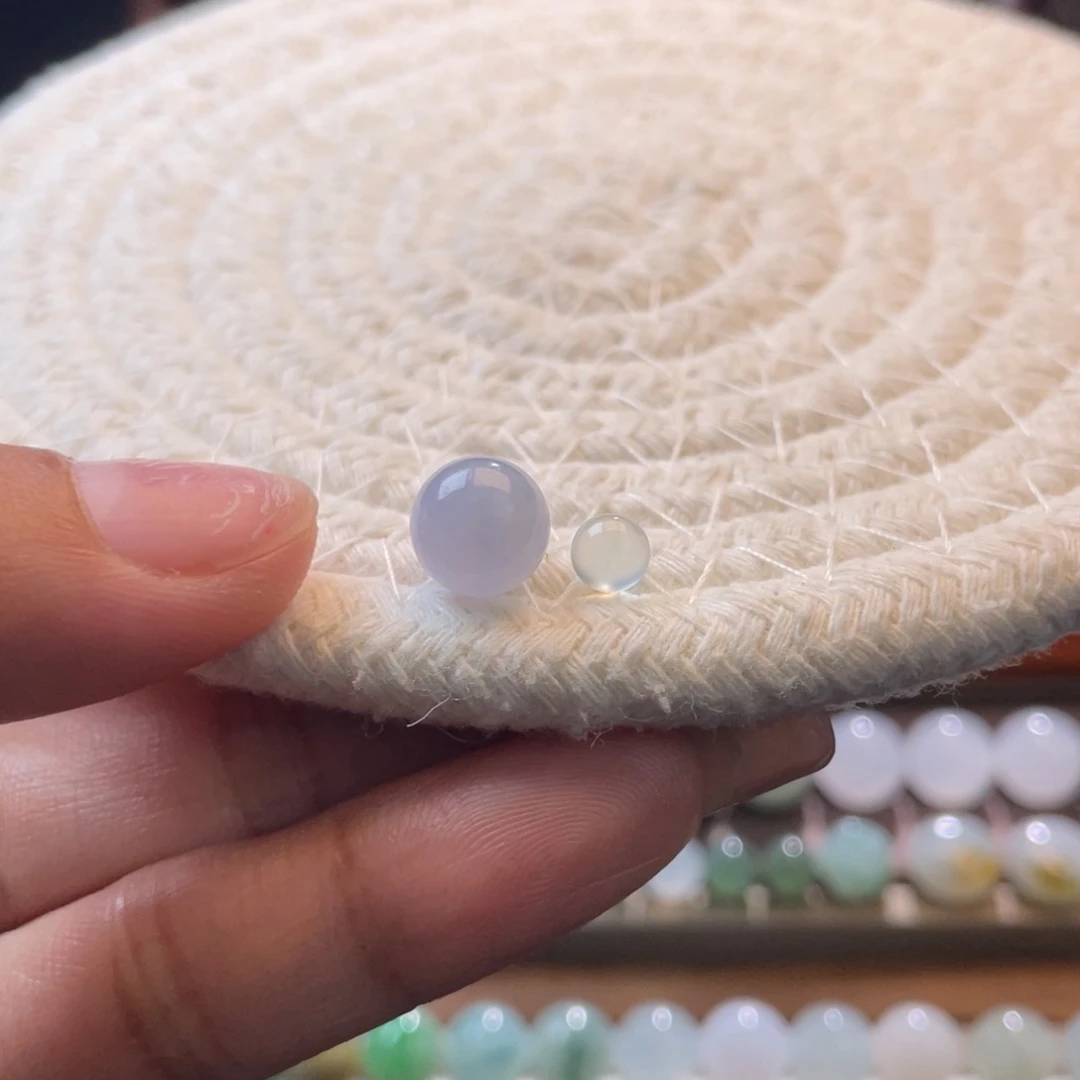 翡翠散珠志*圆珠2颗 8.6-4.9 打孔 不鉴赏