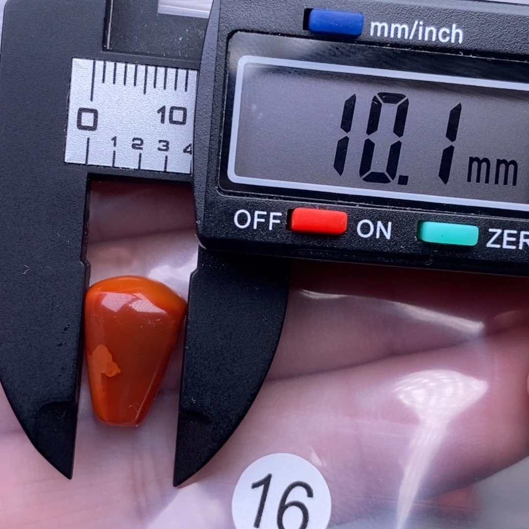 南红玛瑙未镶嵌配饰有瑕疵