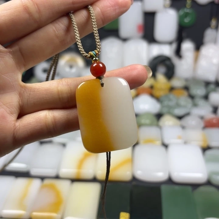 石英质玉（金丝玉）未镶嵌颈饰