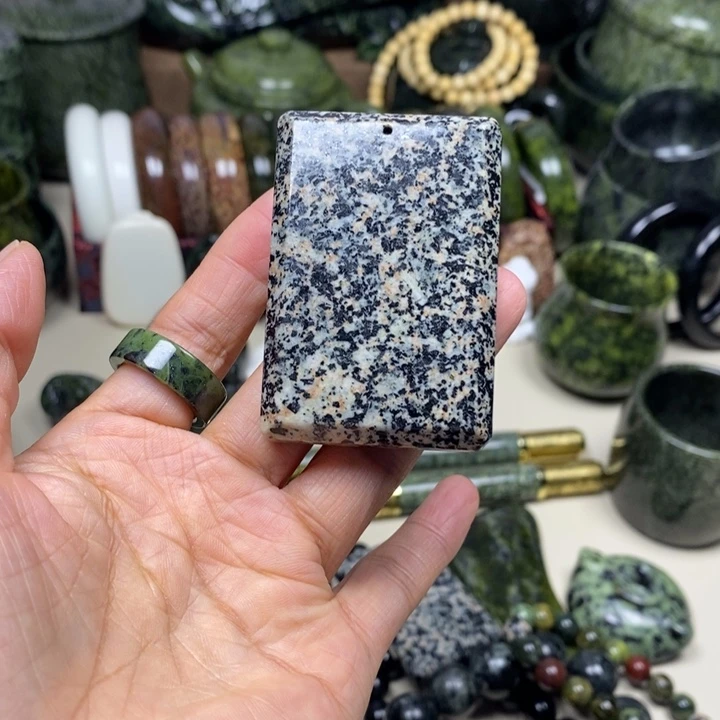 用***4蛇纹石玉未镶嵌手链黑青花牌子