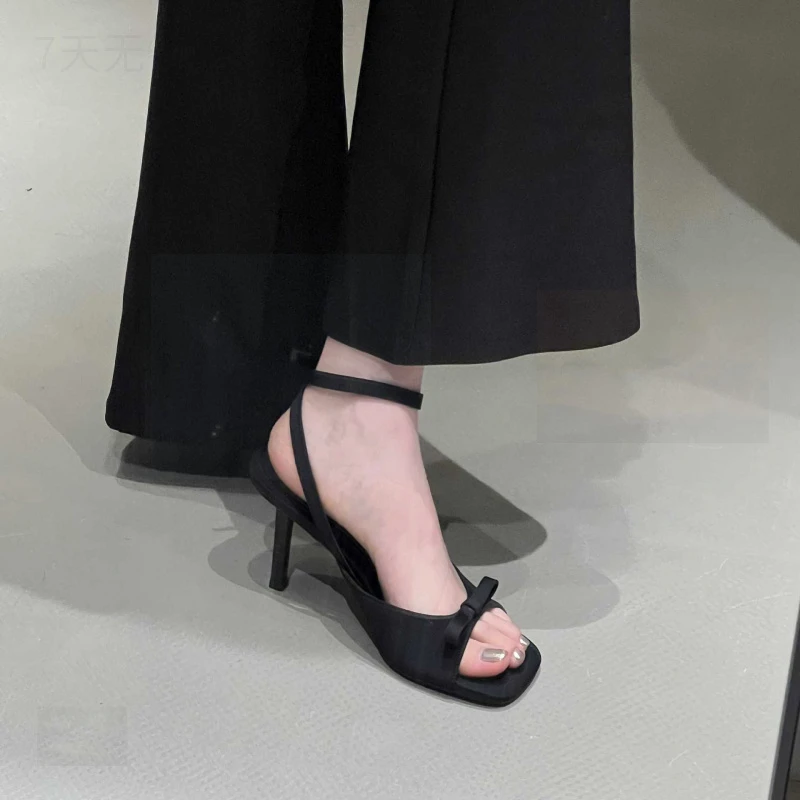 银色绸缎2025年百搭脚腕绊带女凉鞋气质蝴蝶结高跟凉拖鞋细跟露趾