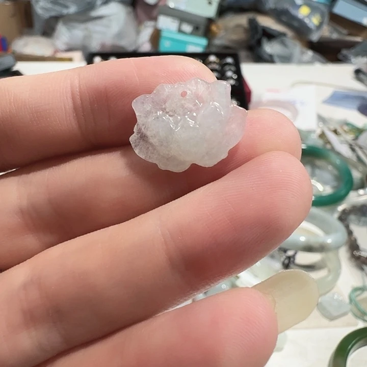 翡翠未镶嵌颈饰荷花