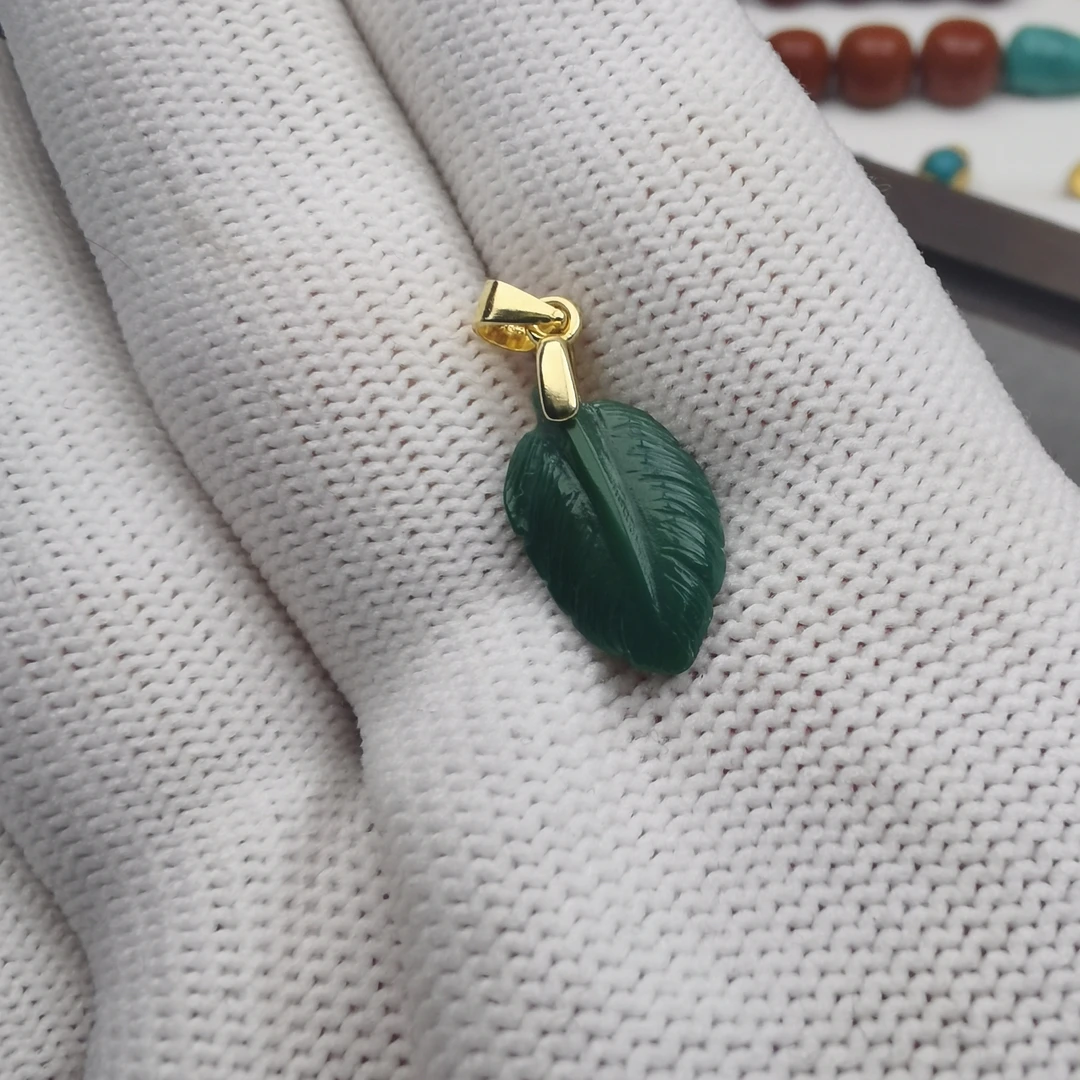 原矿绿松925银镶嵌羽毛侧挂16*9.4